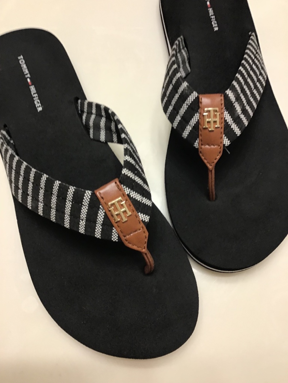 TOMMY HILFIGER BLACK/WHITE STRIPED THONG SANDALS WOMENS
